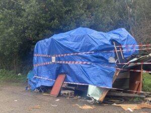 Cadavere scoperto a Capaccio, roulotte sequestrata: «Sigilli violati, toglietela da qui»