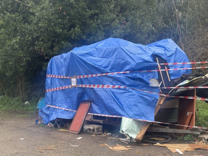 Cadavere scoperto a Capaccio, roulotte sequestrata: «Sigilli violati, toglietela da qui»