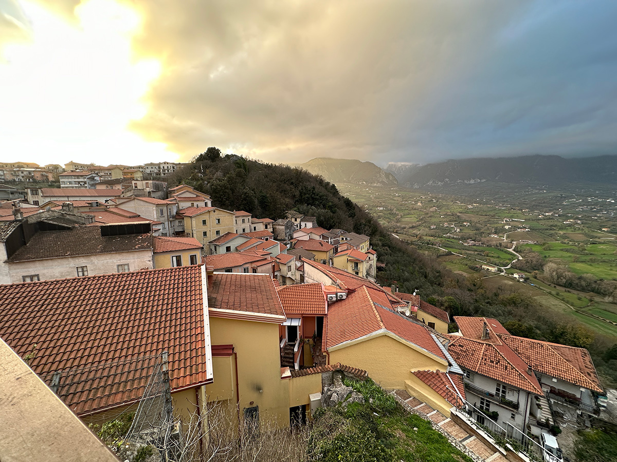 Il borgo di Oliveto Citra diventa albergo diffuso con alloggi intelligenti per ospiti fragili