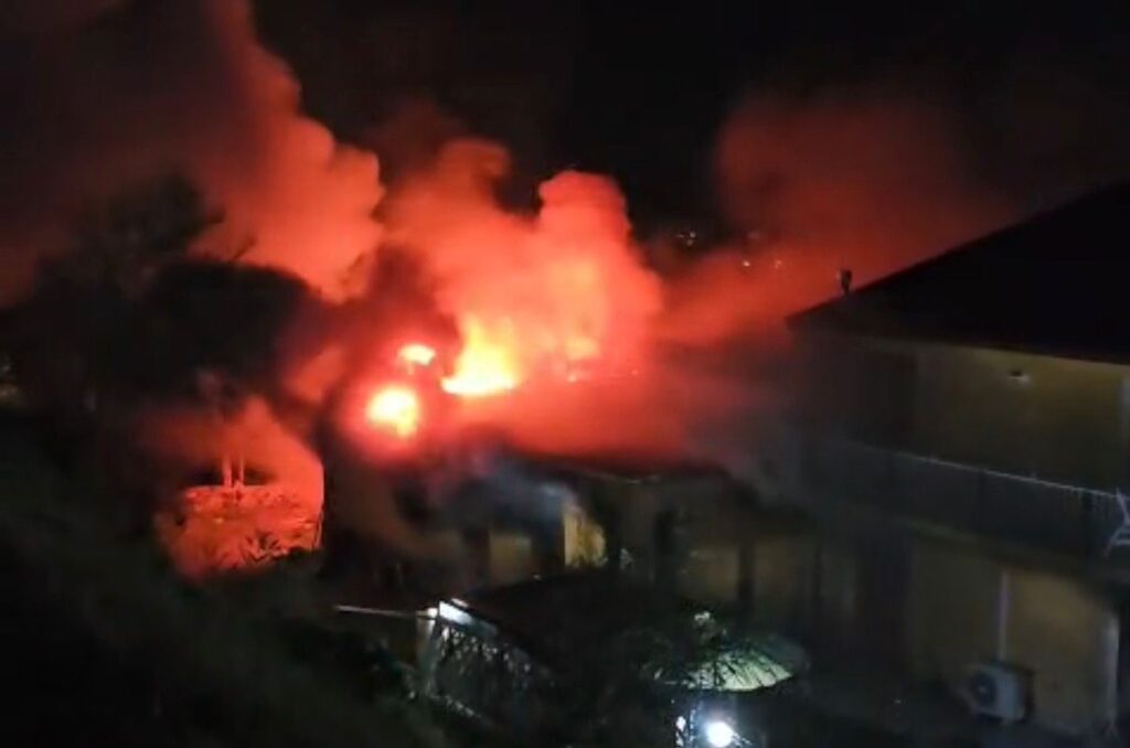 Cilento, incendio in un appartamento: paura nella notte, nessun ferito