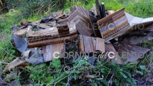 San Mauro Cilento, bare abbandonate ai margini di una strada