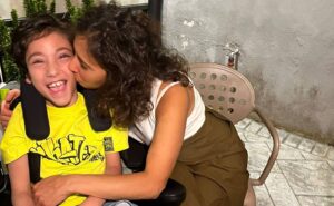 Polla, l’aula della primaria San Pietro intitolata a Samuele, morto a 9 anni per una malattia rara