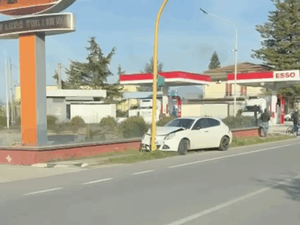 Battipaglia, scontro auto-camion sulla statale 18: vettura contro un palo