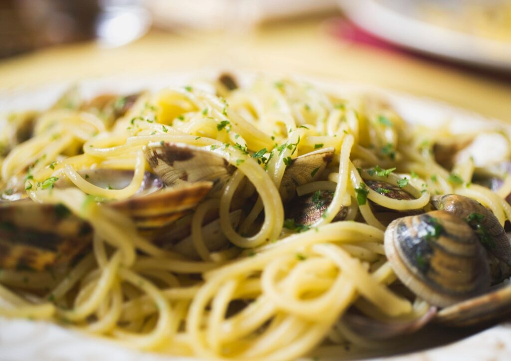 Spaghetti con le vongole: ecco tre variazioni sul grande classico del mare
