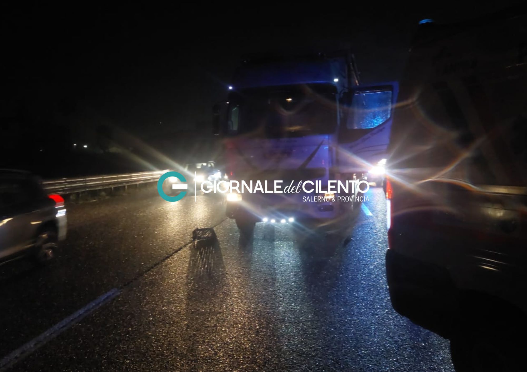 Incidente mortale sull’A2 del Mediterraneo: camion contro il guardrail, muore un 60enne