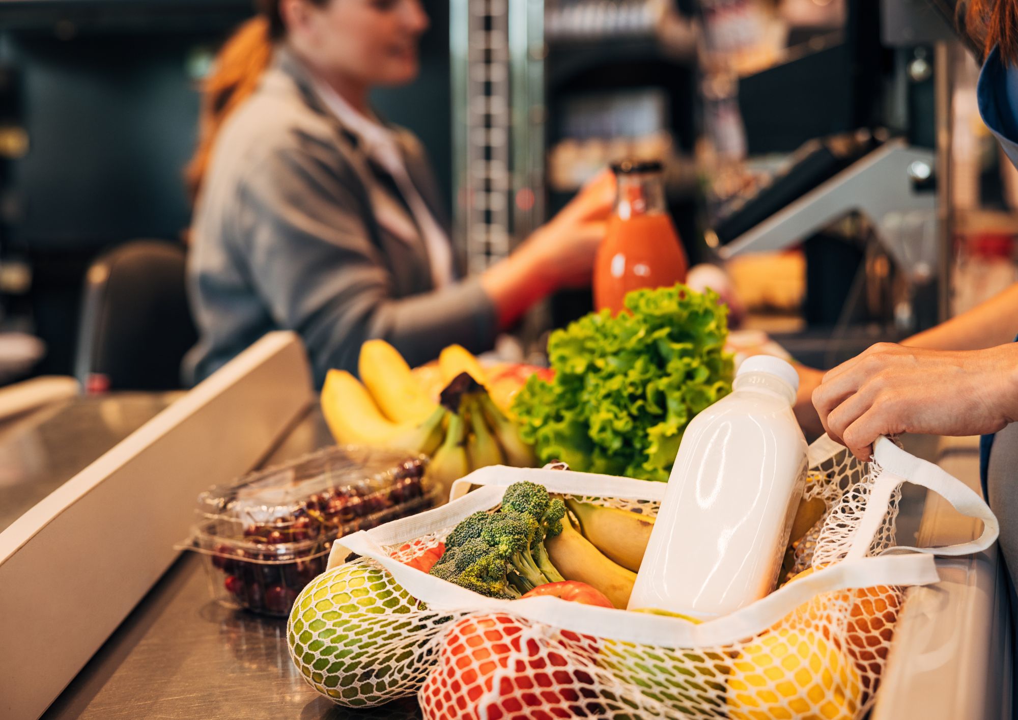 Ma è vero che assaggiare la frutta prima dell’acquisto può essere considerato reato?