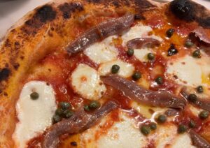 Cetara nel piatto: la pizza con alici, capperi e mozzarella di bufala