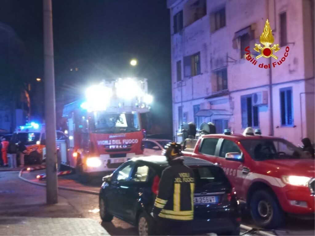 Incendio in un condominio a Eboli: soccorsi anche 4 bambini