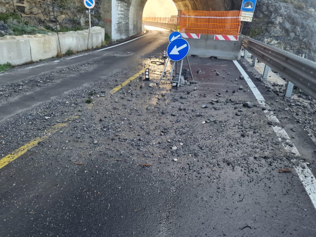 Camerota, il mare torna a minacciare la strada: pietre e detriti sull’asfalto