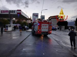 Violento scontro all’alba: autocisterna finisce in un distributore