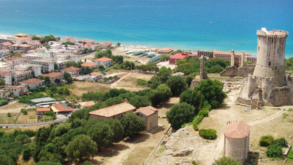 Riabitare il Sud, la sfida demografica di Ascea parte dal mare