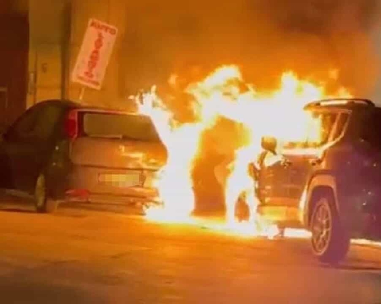 Auto in fiamme a Buonabitacolo, intervento dei vigili del fuoco evita conseguenze peggiori