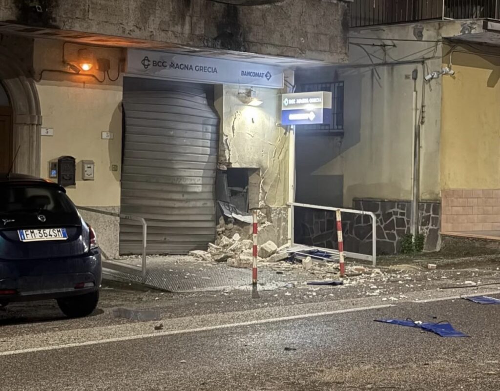Cilento, boato nella notte: ladri fanno esplodere sportello bancomat
