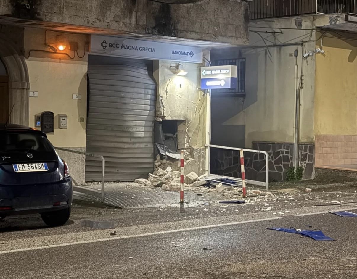 Cilento, boato nella notte: ladri fanno esplodere sportello bancomat