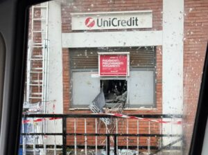 Policastro, assalto alla UniCredit: ingenti danni ma nessun bottino. Ritrovata una Stelvio rubata