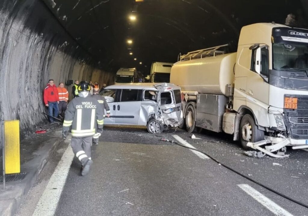 Salerno, incidente in galleria: autocisterna e auto coinvolte, uomo soccorso