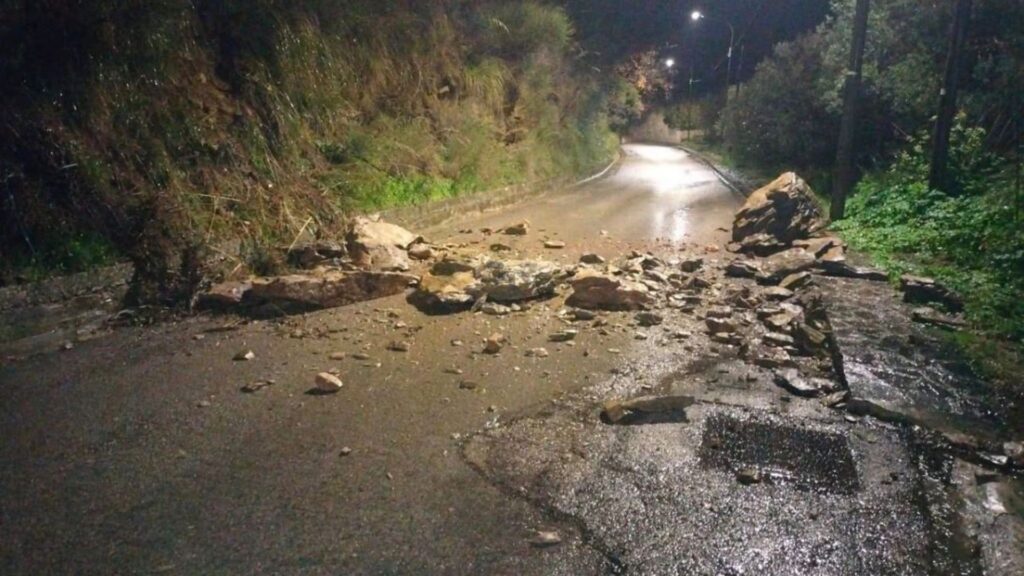 Cadono massi tra Montecorice e Cosentini: automobilista evita l’impatto
