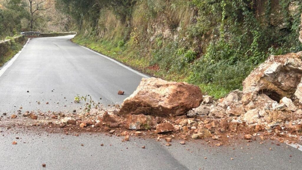 Camerota, frana lungo il Ciglioto: massi caduti vicino a un’auto in transito