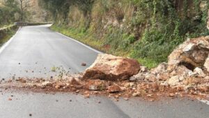 Camerota, frana lungo il Ciglioto: massi caduti vicino a un’auto in transito