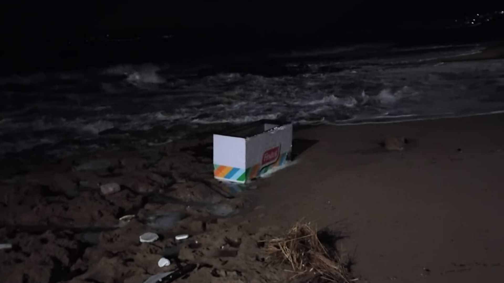 Mareggiata nel Cilento: riportato a riva un vecchio congelatore