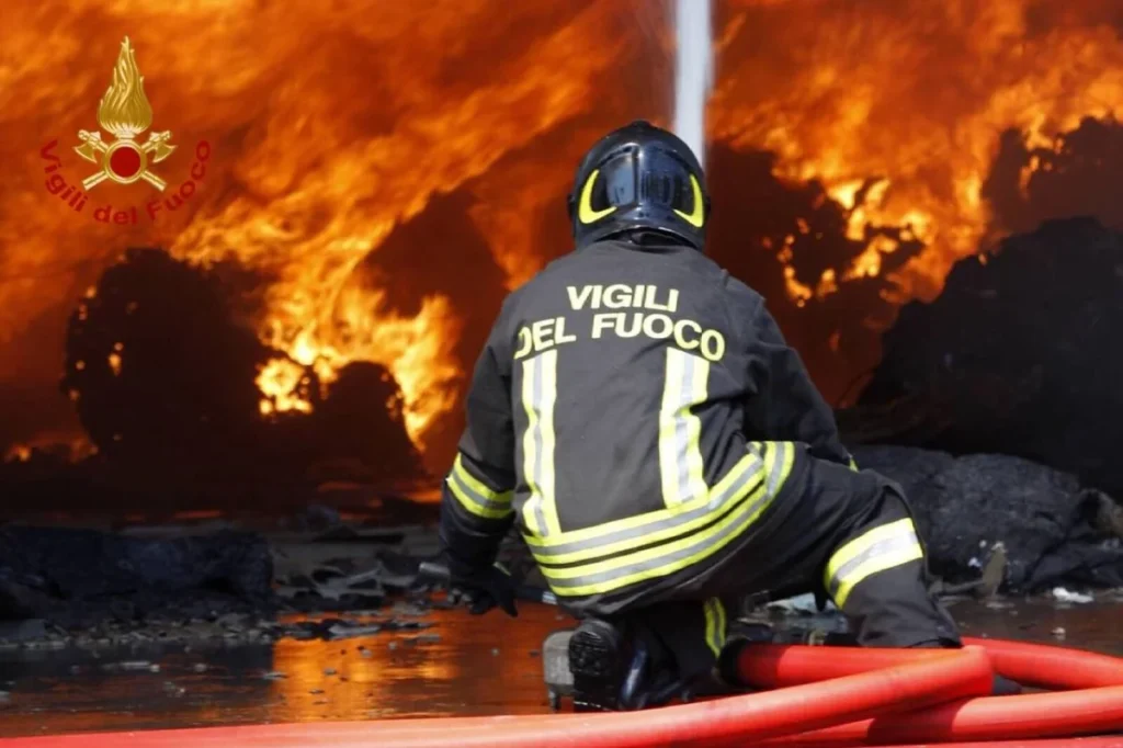 Baronissi, incendio in deposito edile: l’intervento dei vigili del fuoco