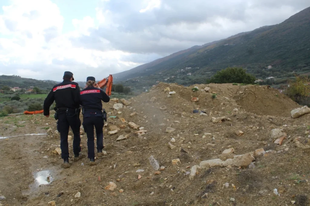 Roccadaspide: rifiuti interrati in azienda, scattano i provvedimenti cautelari