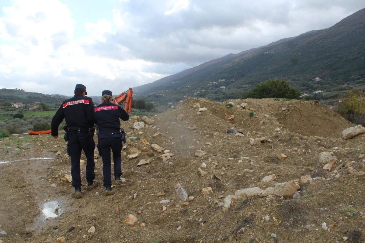 Roccadaspide: rifiuti interrati in azienda, scattano i provvedimenti cautelari