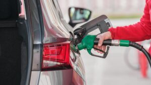 Benzina e diesel più cari per la guerra in Medio Oriente: aumenti fino al 5,9%