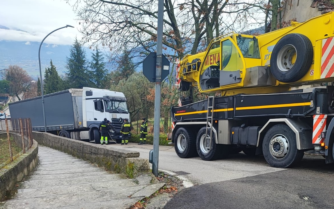 Segue il navigatore ma si perde: camion bloccato su una salita a Monte San Giacomo