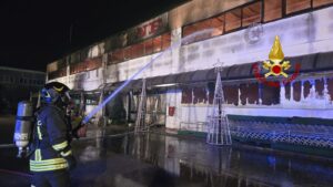 Maxi incendio a Pontecagnano: in fiamme capannone di un’attività cinese