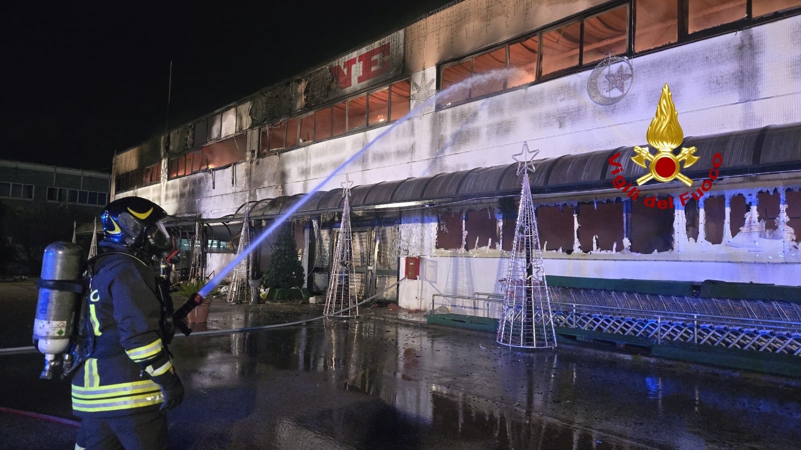 Maxi incendio a Pontecagnano: in fiamme capannone di un’attività cinese