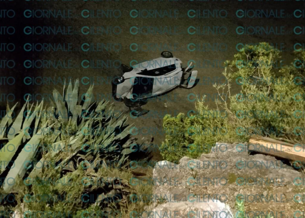 Auto precipita sulla spiaggia a Marina di Camerota: coppia salva per miracolo