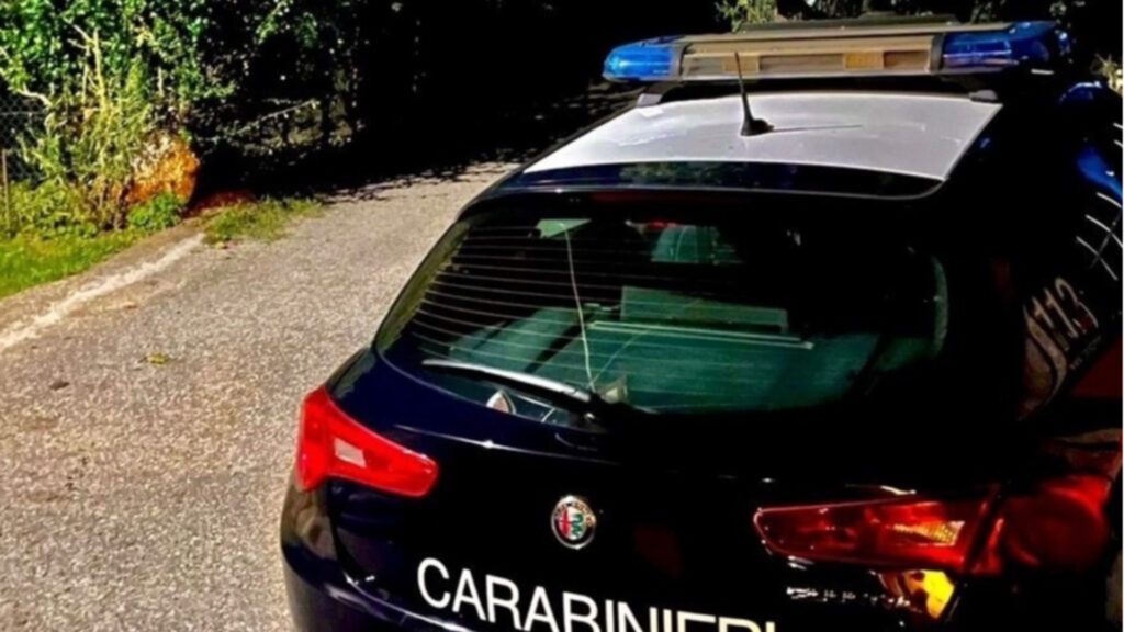 Tenta di colpire la madre con delle forbici e poi aggredisce la sorella: 43enne arrestato
