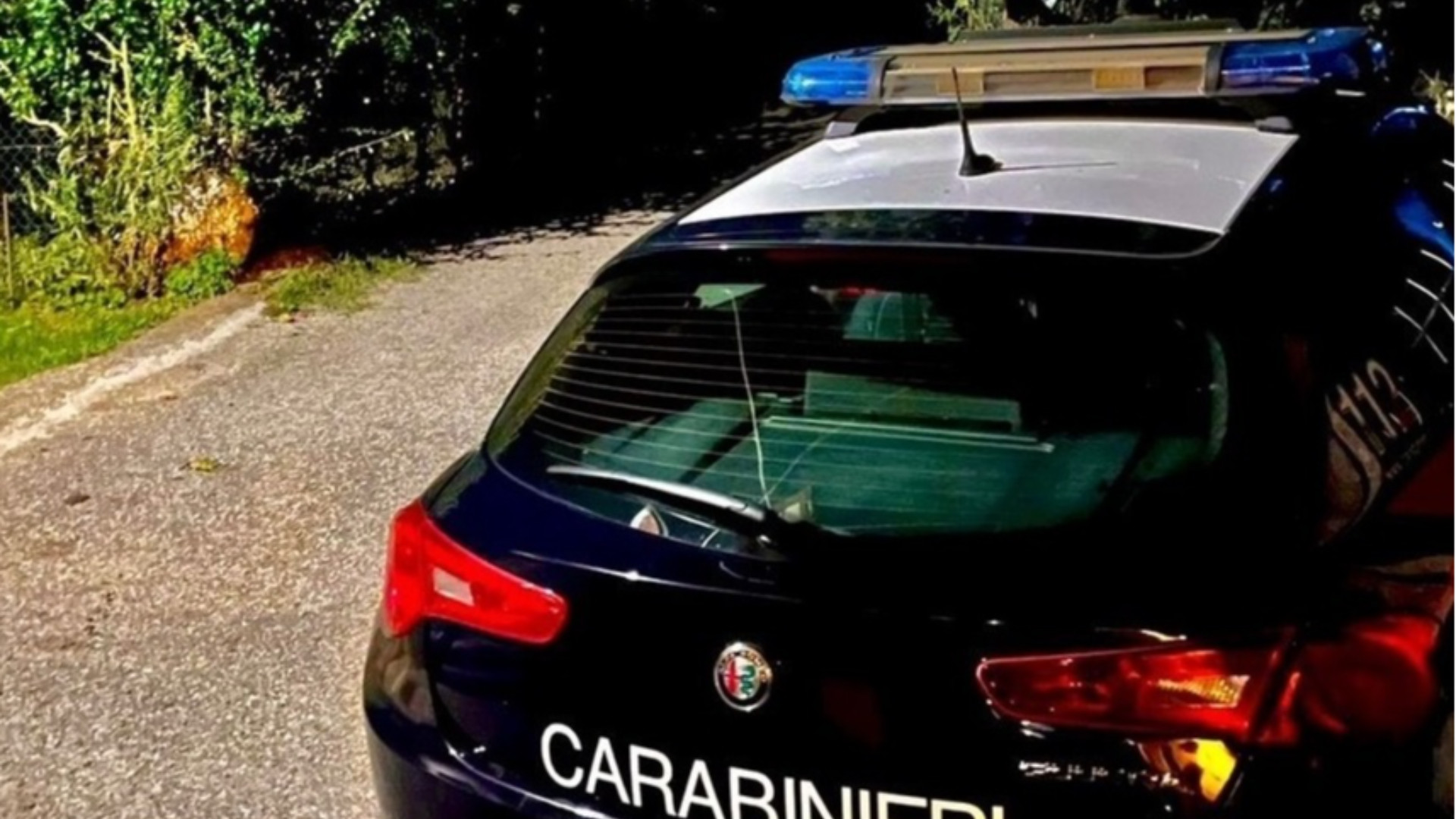 Tenta di colpire la madre con delle forbici e poi aggredisce la sorella: 43enne arrestato
