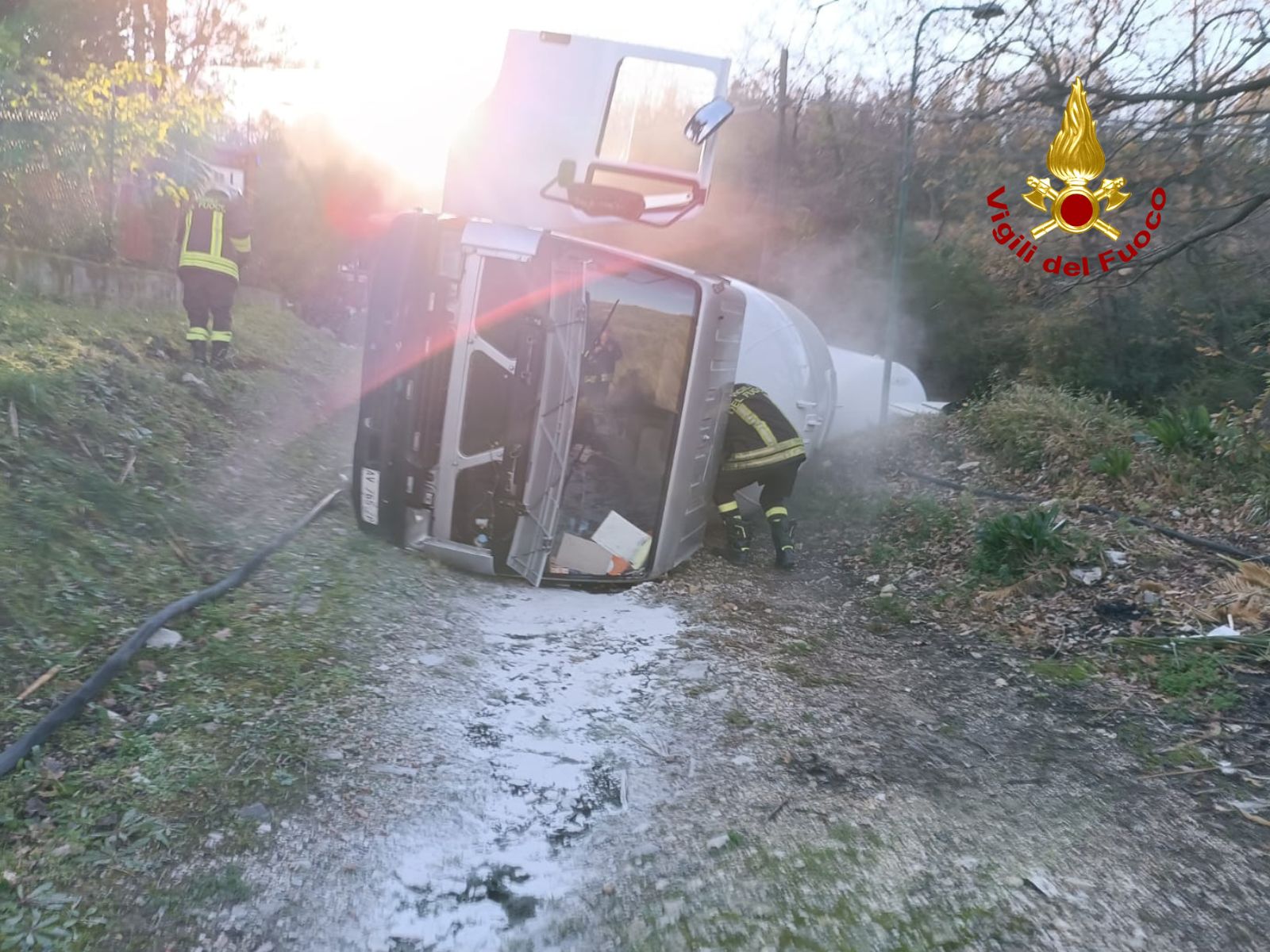 Eboli, autocisterna di gpl si ribalta: intervento dei vigili del fuoco e travaso del gas