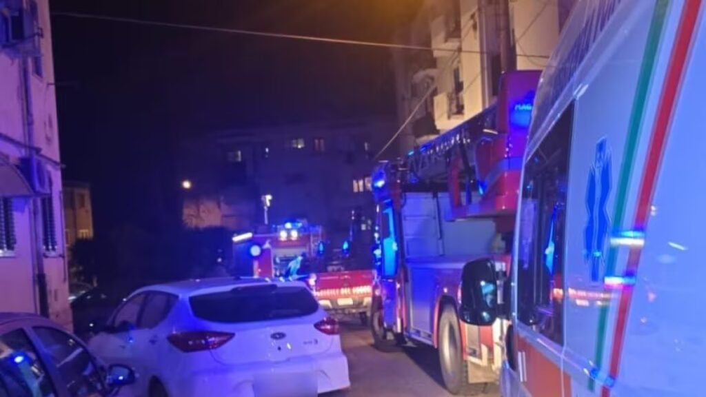 Scoppia un incendio domestico, un ferito e tre intossicati nel salernitano