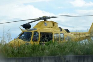 Infarto in volo, 50enne salvato grazie all’atterraggio d’emergenza a Salerno-Costa d’Amalfi