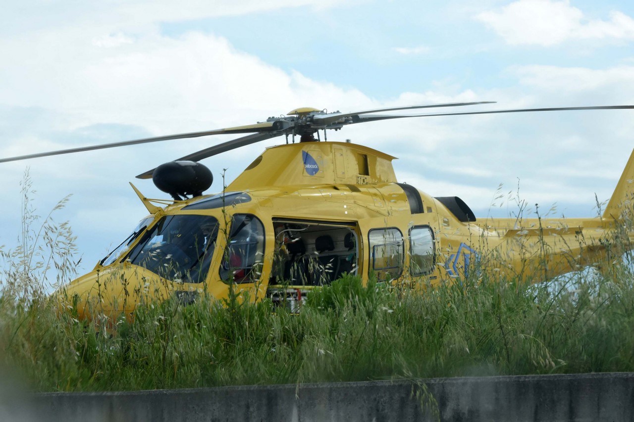 Infarto in volo, 50enne salvato grazie all’atterraggio d’emergenza a Salerno-Costa d’Amalfi