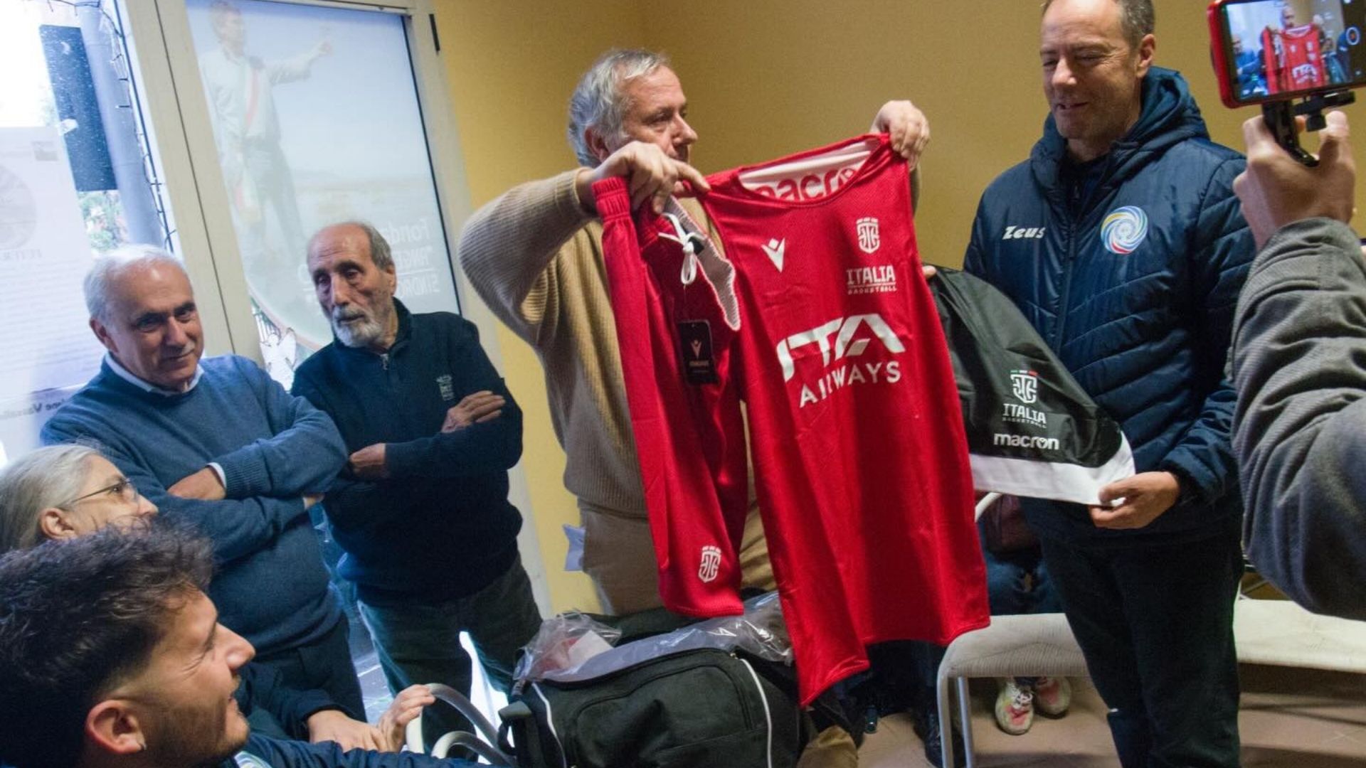 La Fondazione Angelo Vassallo dona materiale della Nazionale di basket all’ASD Baskin Golfo di Policastro