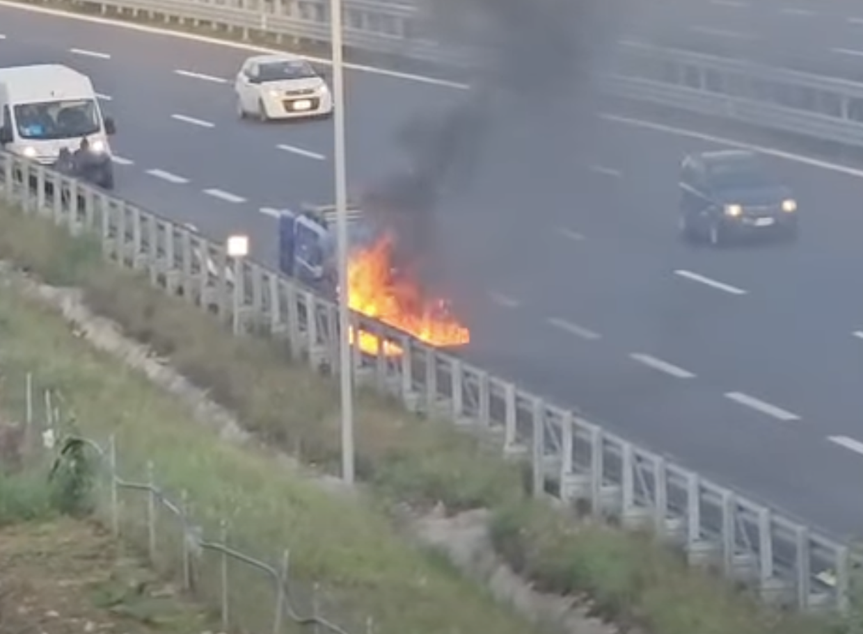 Furgone in fiamme sulla A2 a Battipaglia, traffico rallentato in direzione sud