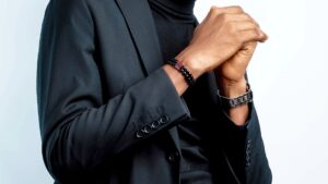 Gioielli da uomo, oltre il lusso: quando l’accessorio diventa linguaggio sociale