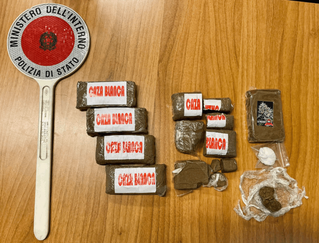 Salerno, nascondeva un chilo di hashish e 19 mila euro in contanti: arrestato