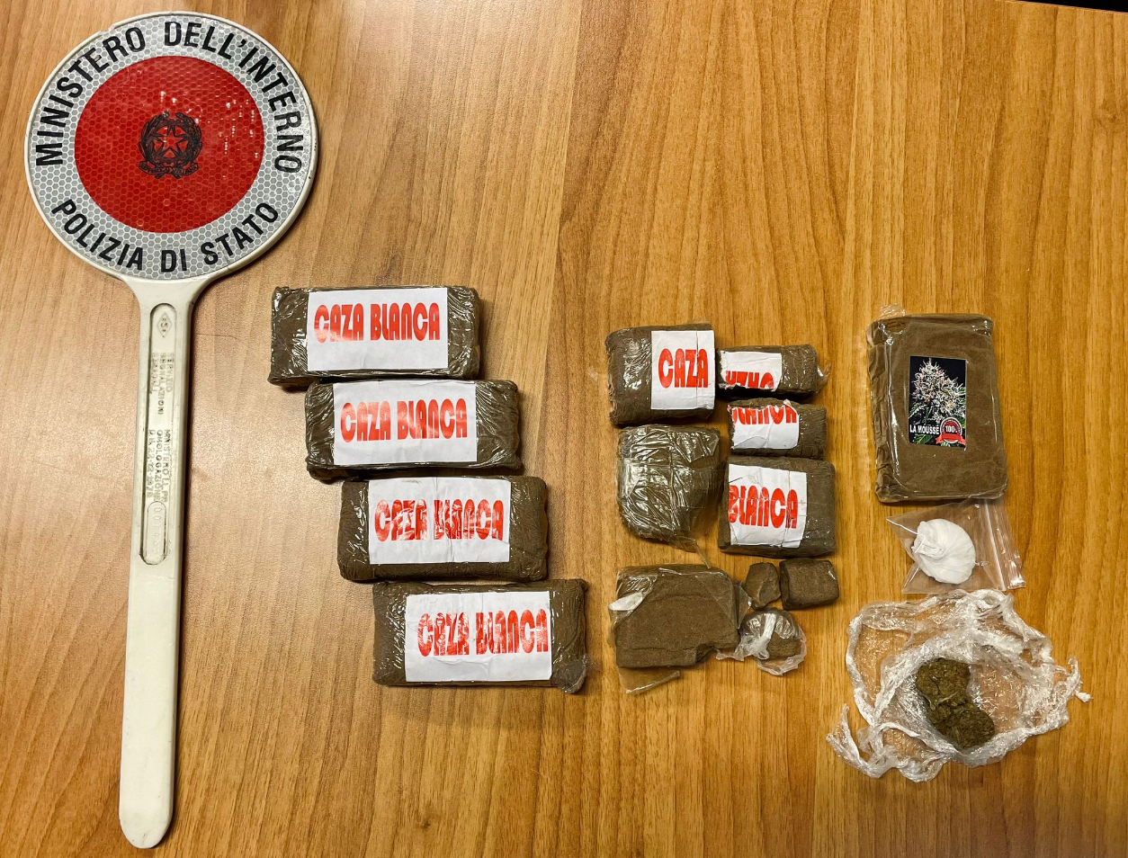 Salerno, nascondeva un chilo di hashish e 19 mila euro in contanti: arrestato