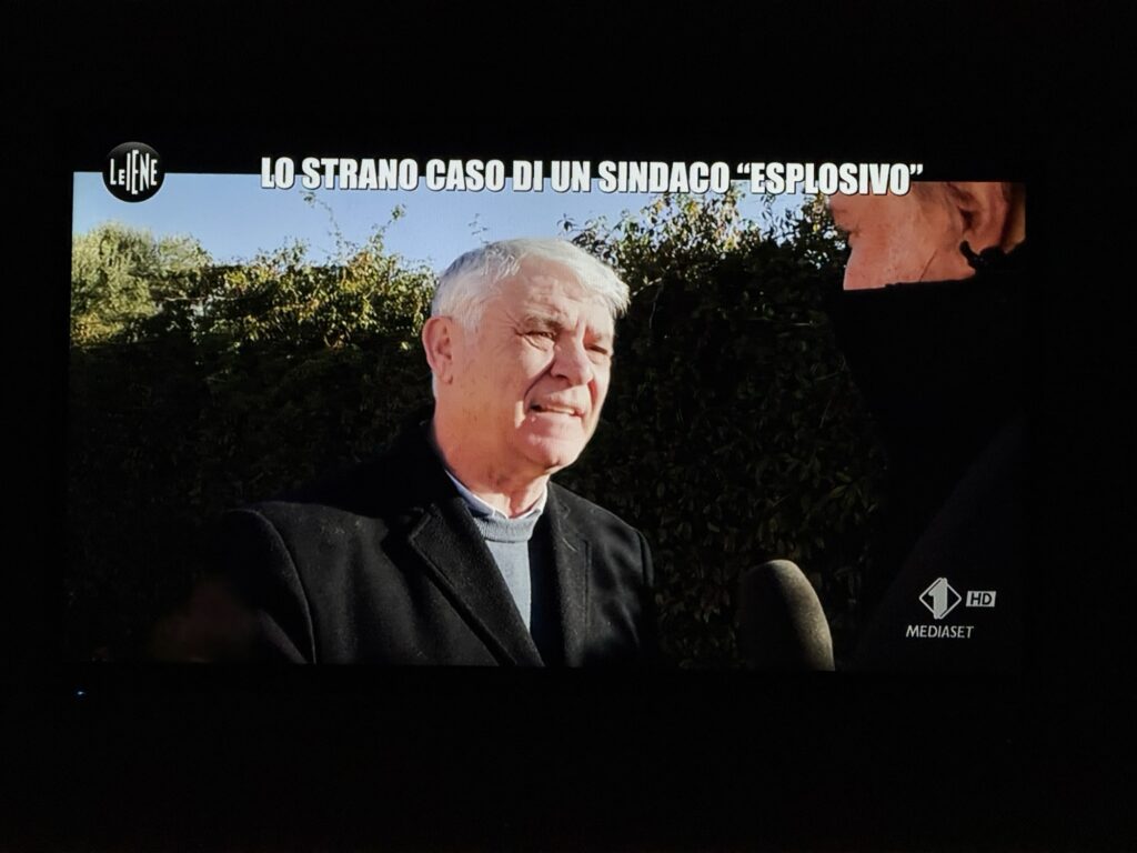 Camerota, “Le Iene” dal sindaco Scarpitta: «Capannone abusivo e falesia distrutta»