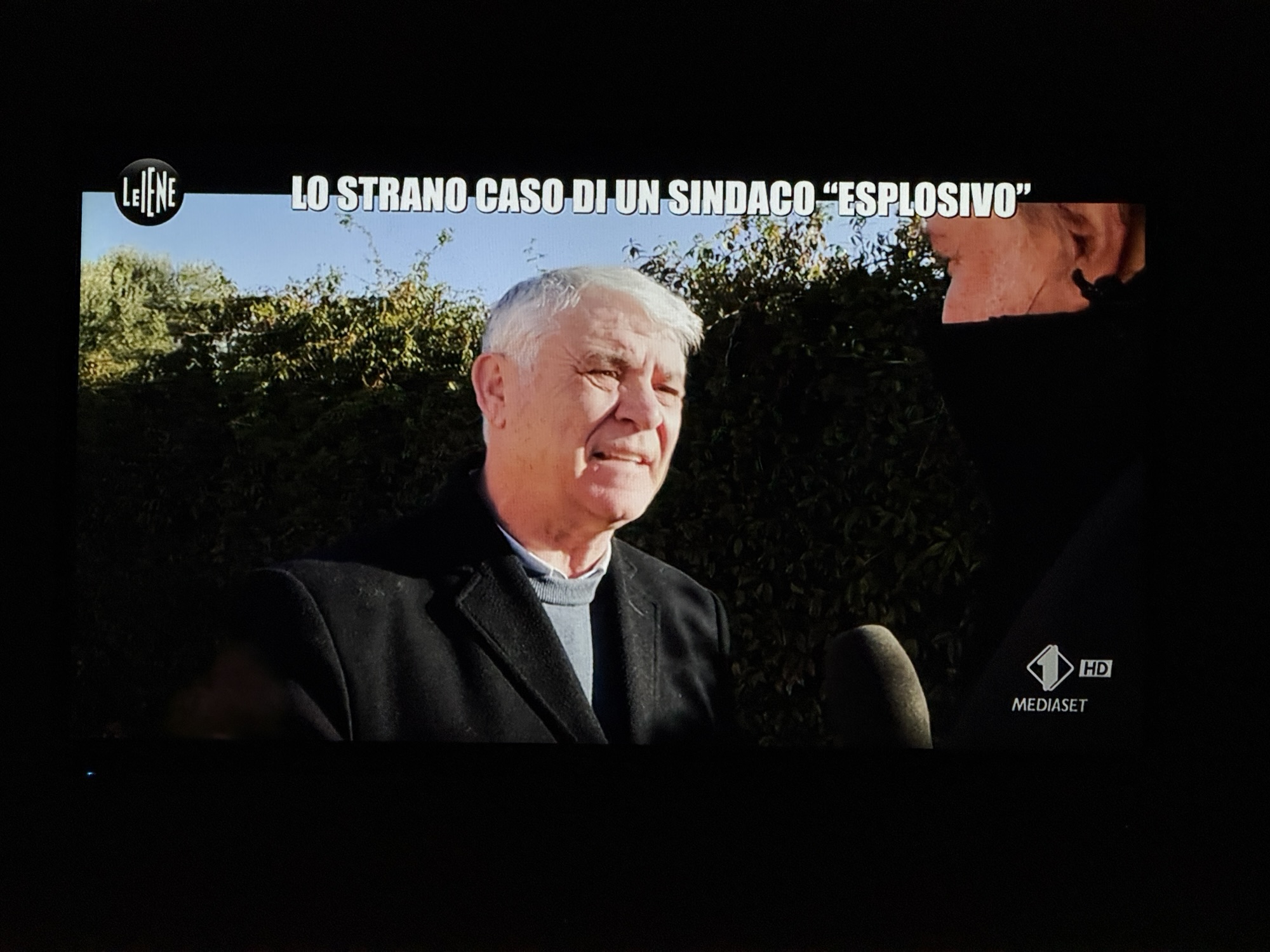 Camerota, “Le Iene” dal sindaco Scarpitta: «Capannone abusivo e falesia distrutta»
