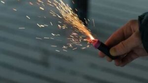 Capodanno di sangue nel Salernitano: sei feriti per l’esplosione di fuochi pirotecnici