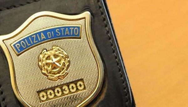 Se mi spaccio per poliziotto, che tipo di reati posso configurare?