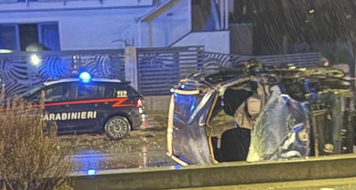 Auto si ribalta sulla SS19 a Sala Consilina, paura ma nessun ferito grave