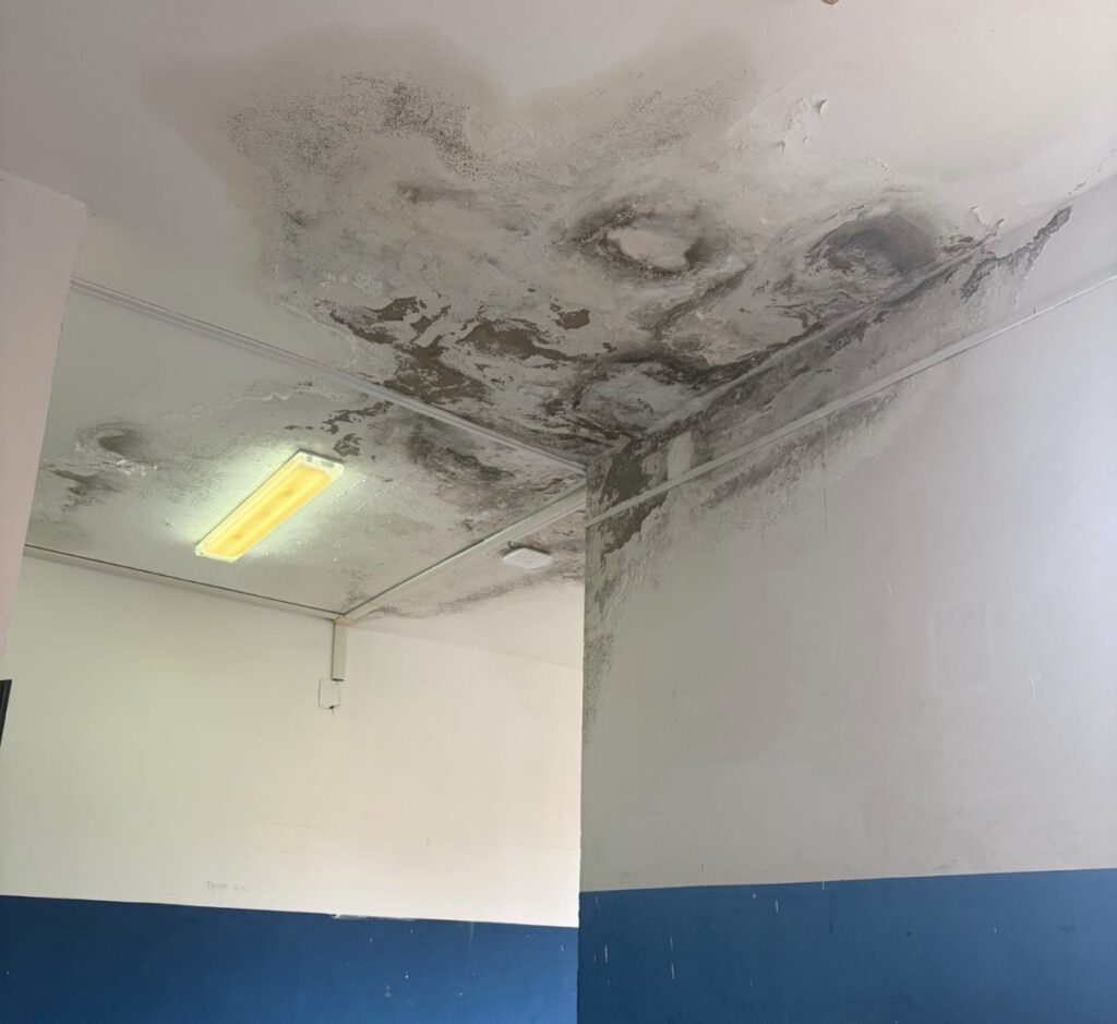 Infiltrazioni e umidità, disagi all’istituto di Vallo Scalo: piove anche dentro