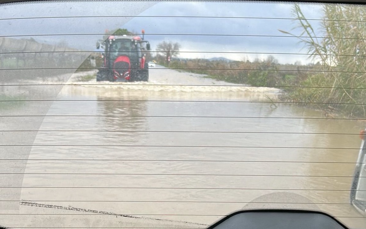 Maltempo a Capaccio Paestum, strada allagata a Borgo San Cesareo: tre auto bloccate